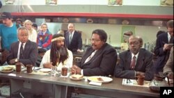 Bốn người đàn ông da đen, (từ trái qua) Joseph McNeil, Jibreel Khazan, Franklin McCain, và David Richmond, đã bị từ chối phục vụ tại cửa hàng Woolworth ở Greensboro, North Carolina năm 1960 quay trở lại chính lại địa điểm này năm 1990.