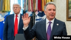 资料照:2025年5月6日,史蒂夫·威特科夫在白宫椭圆形办公室宣誓就职。