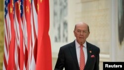 随同川普总统访华的美国商务部长罗斯抵达北京人民大会堂参加国宴(2017年11月9日)。