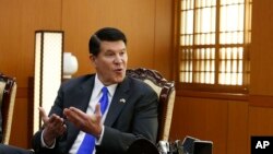 资料照片:负责经济增长、能源与环境事务的国务次卿克拉奇在首尔与韩国外长康京和交谈。(2019年11月6日)