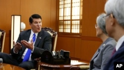 资料照片:国务院负责经济发展、能源和环境事务的副国务卿克拉奇在韩国与韩国外长会面。(2019年11月6日)