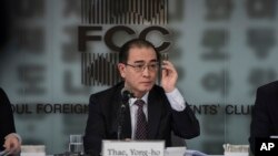 2016年携家人叛逃至韩国的前朝鲜驻英国大使馆公使太勇浩在首尔讲话(2017年1月25日)。