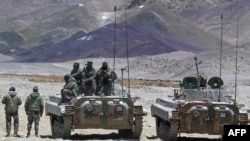 印度陆军战车在东拉达克(Eastern Ladakh)的一个军营。(资料照:2024年5月19日)