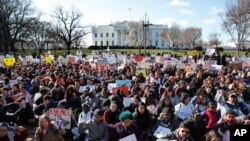 学生们在白宫前集会抗议枪支暴力。(2018年3月14日)