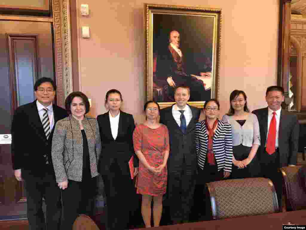 2017年5月 19日美国国家安全委员会亚洲事务高级主任博明(Matt Pottinger)和中国事务主任布瑞(Leah Bray)在白宫会见台湾非政府组织工作者李明哲的妻子李净瑜和三位中国维权律师的妻子,包括谢阳的妻子陈桂秋、唐荆陵的妻子汪艳芳和江天勇的妻子金变玲。对华援助协会会长傅希秋陪同出席。