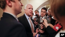美国联邦参议院军事委员会主席、共和党籍资深参议员麦凯恩(Sen. John McCain, R-AZ)在国会走廊里回答记者问题(2017年4月25日)