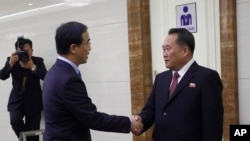 朝鲜和平统一委员会委员长李善权(左)在平壤机场欢迎韩国统一部长官赵明均率团访问朝鲜。(2018年10月4日)