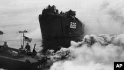 1944年7月18日,冲绳岛附近的美军舰艇释放烟雾