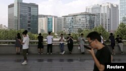 人们在中国北京的科技中心中关村(2021年8月23日)。