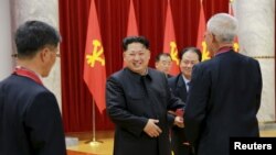 朝鲜领导人金正恩参加为官方所说的成功试爆的有功人员颁奖的仪式。(2016年1月13日)