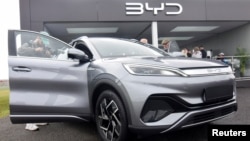 资料照片: 2023年4月28日英国法恩伯勒举行的电动汽车贸易展上,媒体和公众在观看中国汽车制造商比亚迪生产的Atto 3电动运动休旅车