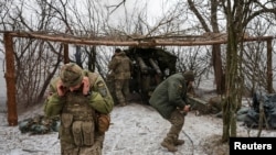 资料照片:2025年2月6日,乌克兰军人在乌克兰顿涅茨克地区前线城镇波克罗夫斯克附近向俄罗斯军队发射D-20榴弹炮。