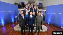 出席马耳他和平会谈的多国代表们合影。(2023年10月28日)