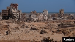 2023 年9月14日，利比亚德尔纳洪水过后，人们在检查受损地区。 （路透社图片）