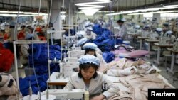 朝鲜女工在非军事区以北开城工业园区的韩国公司里做工。（资料照片 2013年12月）