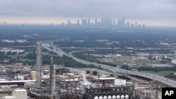 2017年8月29日,俯瞰德克萨斯州休斯顿市中心附近的一家炼油厂。哈维飓风导致这家拥有440万桶日产量的炼油厂陷入瘫痪状态。