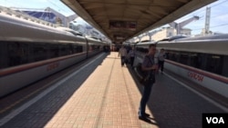 来往于莫斯科和圣彼得堡之间的萨普桑高速列车。萨普桑采用德国西门子技术,但车速不如中国高铁。 (美国之音白桦拍摄)