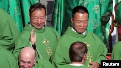 有官方背景的中国主教郭金才(右)和主教杨晓亭(左)在梵蒂冈圣彼得广场参加一个宗教仪式。(2018年10月3日)