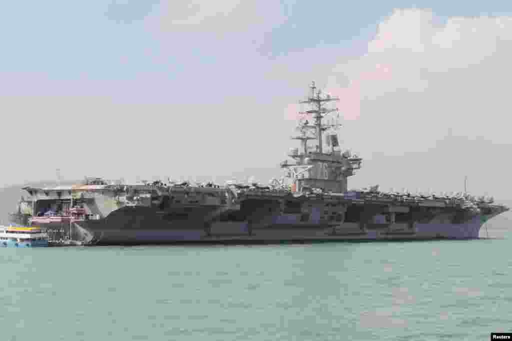 美国海军航空母舰罗纳德·里根号2018年11月21日访问中国香港。里根号上有官兵5000人,另外三艘舰艇上共有官兵大约千人。6000美国军人上岸,给香港带来不少商机。香港商家历来欢迎美国军人上岸消费。