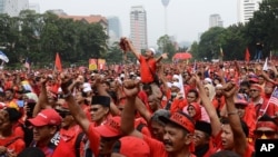 穿红衣的示威者在吉隆坡举行大游行,声援被侵吞公款丑闻困扰的总理纳吉布。