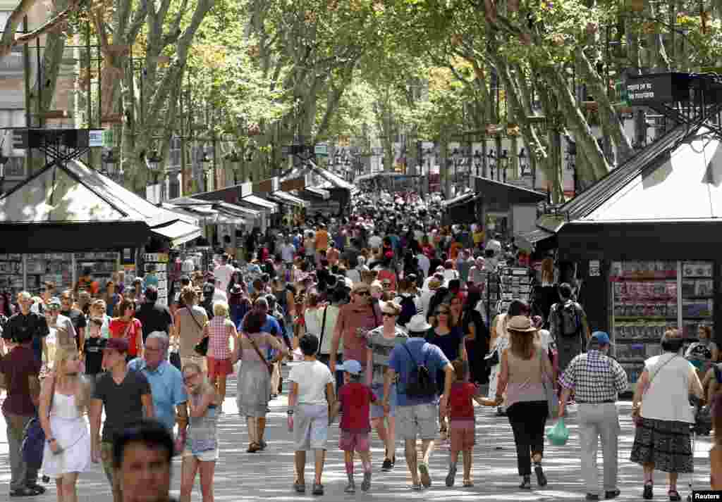 发生恐怖袭击前一天,巴塞罗那市中心旅游区拉布兰大道上游人如织(2017年8月16日)