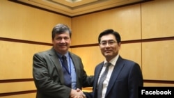 时任美国国务院韩国代理副助卿马克·兰伯特(图左)2018年5月8日与韩国朝核事务官员会面(美国国务院东亚事务局脸书)