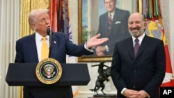 美国商务部长霍华德·卢特尼克(Howard Lutnick)2025年2月21日在白宫宣誓就职仪式上。