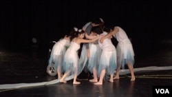 香港聋人舞团《森林乐》星期六(1月18日)在台北演出15周年作品《手舞触动2-You'll Never Dance Alone》(美国之音特约记者李昕儒摄影)