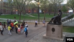 美国常春藤名校哈佛大学校园内的亚洲游客。(资料照)