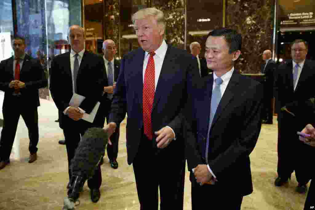 美国当选总统川普和中国阿里巴巴集团董事会主席马云在纽约川普大楼举行会晤后,对记者发表谈话(2017年1月9日)川普说:“我们的会面很棒,(马云)是一位非常非常出色的创业家,全世界最好的创业家之一。他热爱这个国家,他热爱中国。”马云表示赞同说:“的确,我爱中国,也爱美国。”