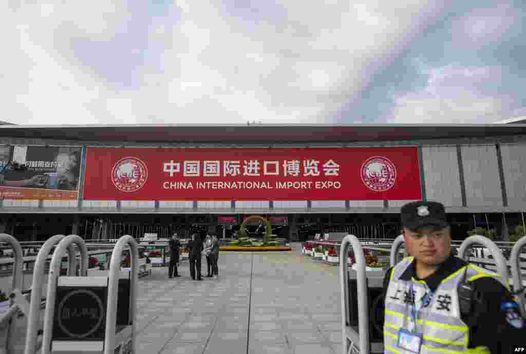 2018年10月31日,在上海,一名保安站在国家会展中心的入口,这是即将举办的首届中国国际进口博览会(CIIE)的主会场。
