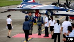 台湾总统蔡英文在台中清泉岗基地出席台湾研发的“勇鹰”新式先进教练机的首次公开飞行。(2020年6月22日)