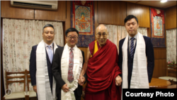 台湾民进党秘书长罗文嘉(左二)上周在印度达兰萨拉拜会达赖喇嘛(照片由民进党提供)