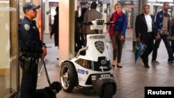 Thị trưởng Bill de Blasio đưa ra loan báo huấn luyện lại lực lượng 20.000 cảnh sát viên của thành phố hôm thứ Năm.