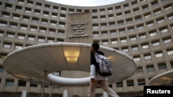 一名行人走过美国首都华盛顿住房与城市发展部大楼前。(2018年1月22日)