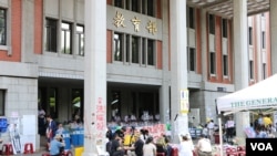 2015年8月,台湾学生和民众在教育部前示威,反对“黑箱课纲”。(美国之音杨明拍摄)