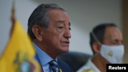 厄瓜多尔国防部长奥斯瓦多·贾林2020年8月18日向媒体简报中国渔船在附近海域的行为(路透社)