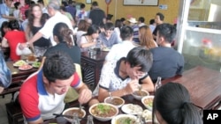 来自中国的报道说,中国每年有200万吨到300万吨地沟油回流餐桌