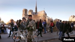 法国巴黎圣母院附近巡逻的士兵(资料图,2015年11月15日)