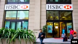 Chi nhánh ngân hàng HSBC tại Hà Nội. HSBC đưa ra con số thâm hụt bằng 6,6%, làm cho tỷ lệ nợ công trên GDP tăng lên mức 64,5% do nợ công cao và giá dầu giảm.