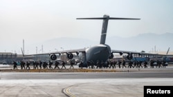 美军士兵抵达喀布尔国际机场提供安全支援。（2021年8月20日）