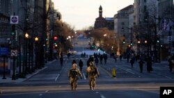 资料照片:在拜登总统就职典礼前一天,国民警卫队员在华盛顿空荡的街头巡逻。(2021年1月19日)