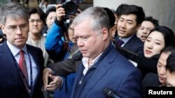 美国的朝鲜问题特使斯蒂芬·比根抵达仁川国际机场时被媒体包围。(2019年2月3日)