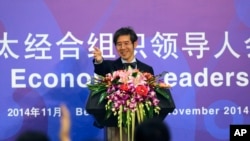 日本外交部发言人冈庭健在北京举行记者会期间回答记者提问。(2014年11月7日)