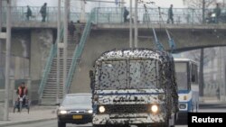 3月6日平壤街道上行驶的一辆公共汽车上盖着网状伪装