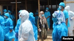 新冠疫情期间,孟加拉国的医务人员在一个拥有144张床位的治疗中心工作。(资料照片)