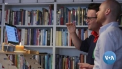 VOA英语视频: 纽约的新冠社区合唱团通过视频将隔离的歌声连在一起 VOA英语视频: 纽约的新冠社区合唱团通过视频将隔离的歌声连在一起