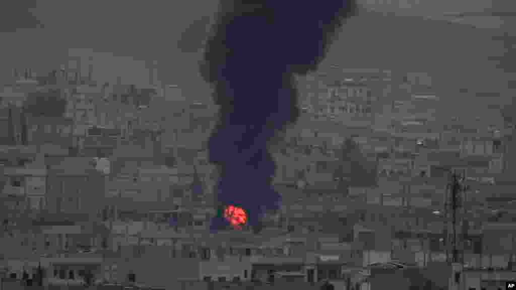 Khói lửa bốc lên từ một đám cháy sau cuộc không kích ở Kobani, Syria, ngày 19/10/2014.