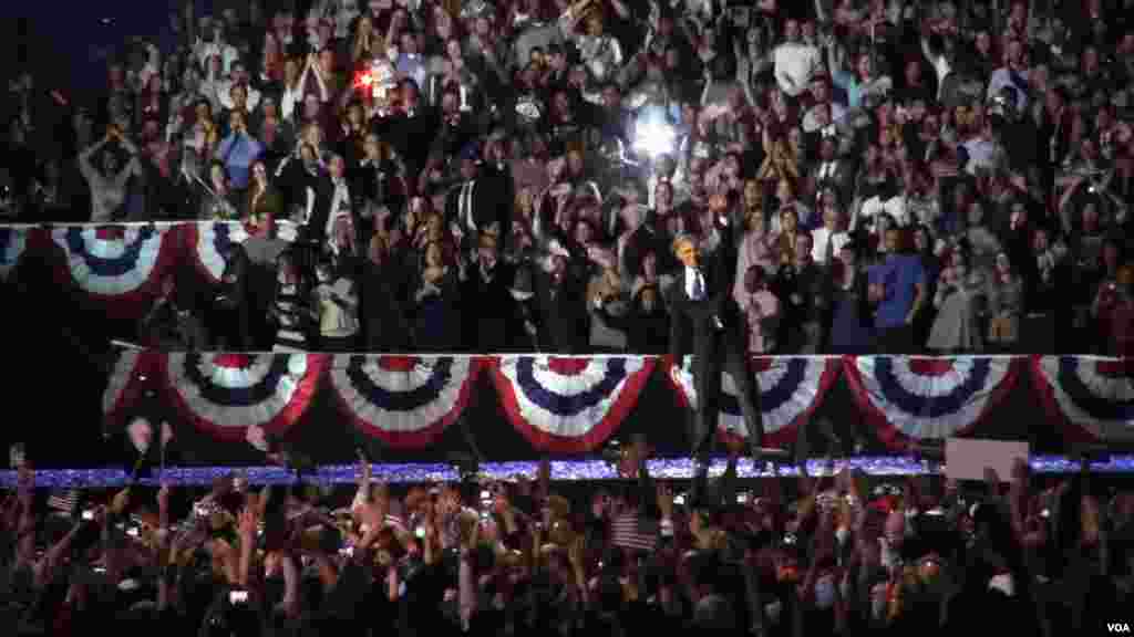 奥巴马总统成功连任后在芝加哥竞选总部和家人一起(美国之音 金刀拍摄)