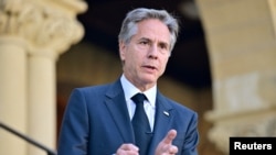 资料照片:美国国务卿布林肯在加州斯坦福大学回答媒体提问。(2022年10月17日)